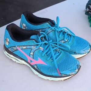 Mizuno Blue and Pink‎ Athletic Shoes Lightweight Performance